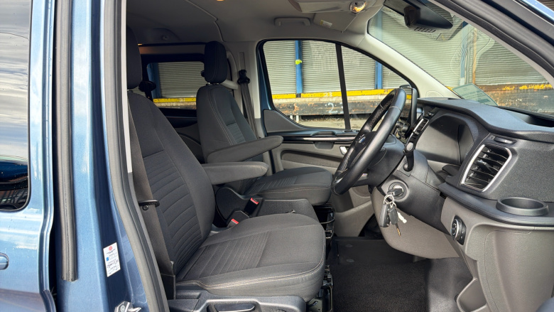 Ford Transit Custom 300 L2 Diesel Fwd 2.0 EcoBlue 130ps Low Roof D/Cab Limited Van